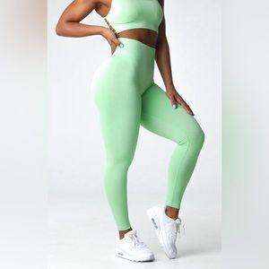 NVGTN Pistachio Scrunch Seamless Leggings NWOT S